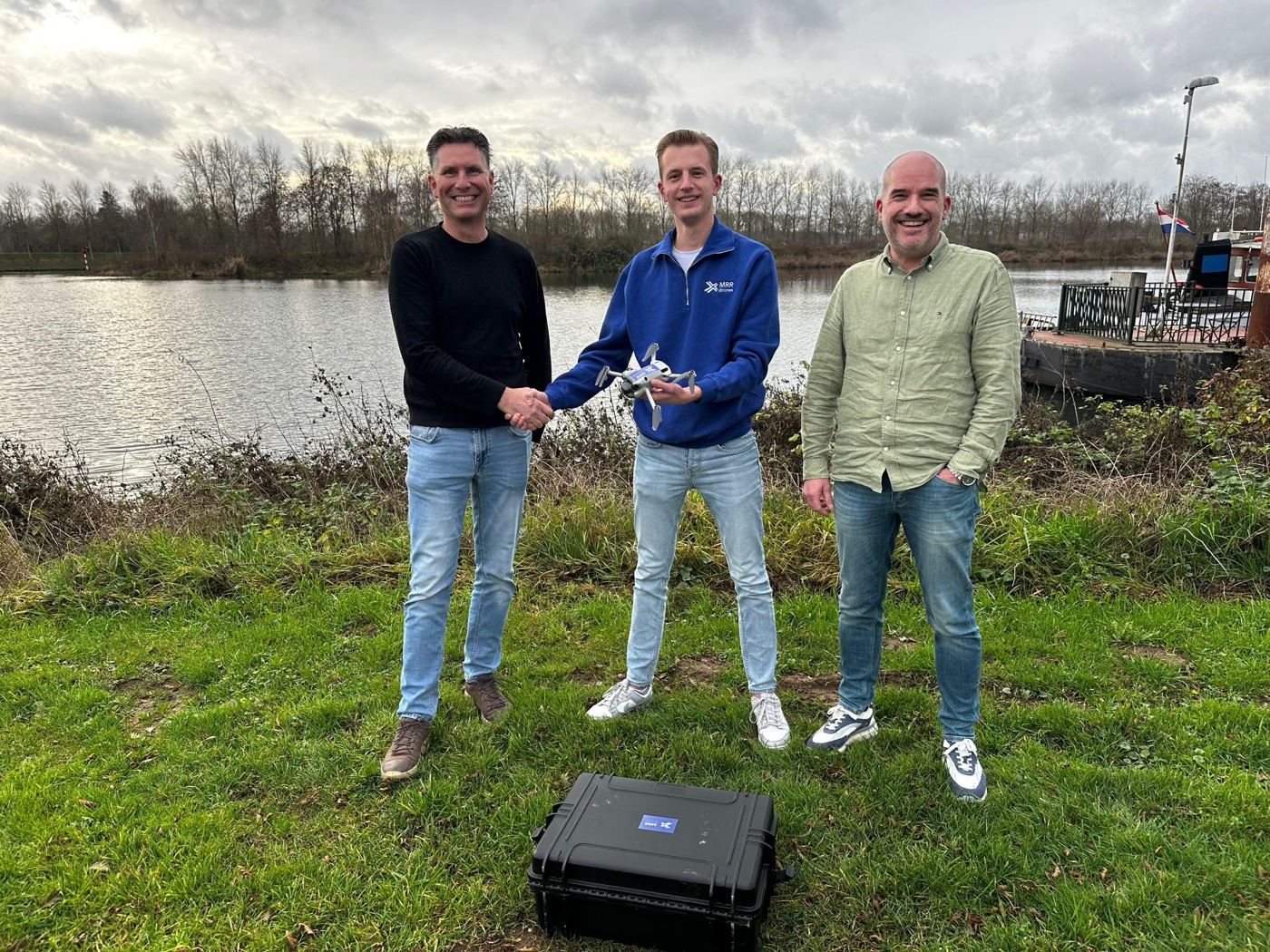 Het team van MRR Drones met een AiroMap-meetdrone op locatie